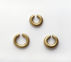 Penannular ringe af guld (guld)